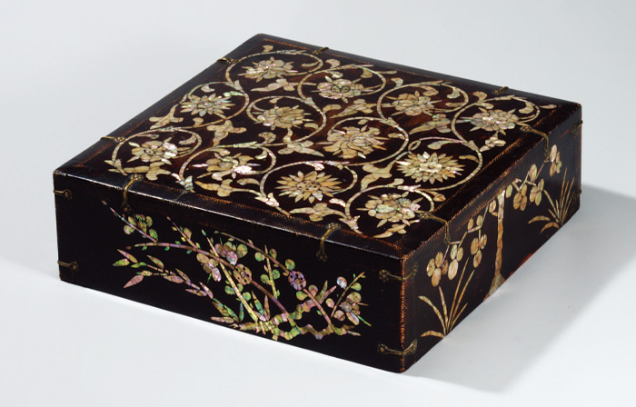 (2021가을겨울_혼인-5_사진7)나전칠국화모란넝쿨무늬 상자, 높이 9.8cm&times;너비 31.3cm&times;길이 31.3cm _ 국립중앙박물관